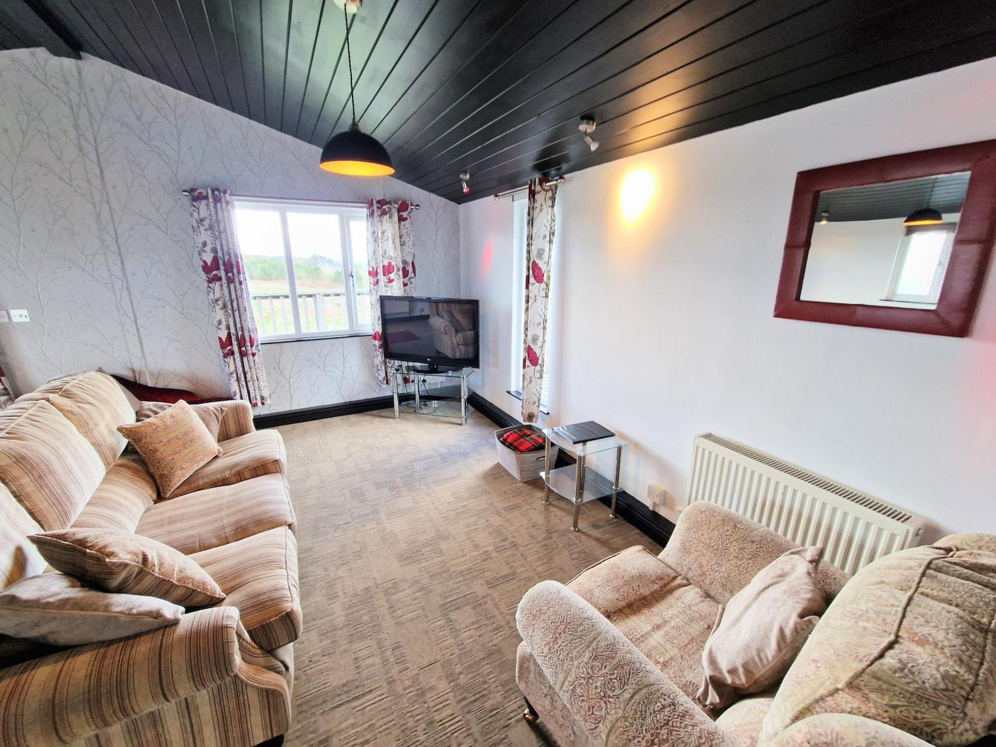 Ochil 9 With Private Hot Tub - Fife - Loch Leven - Lomond Hills - Pet Friendly Villa Kelty Buitenkant foto