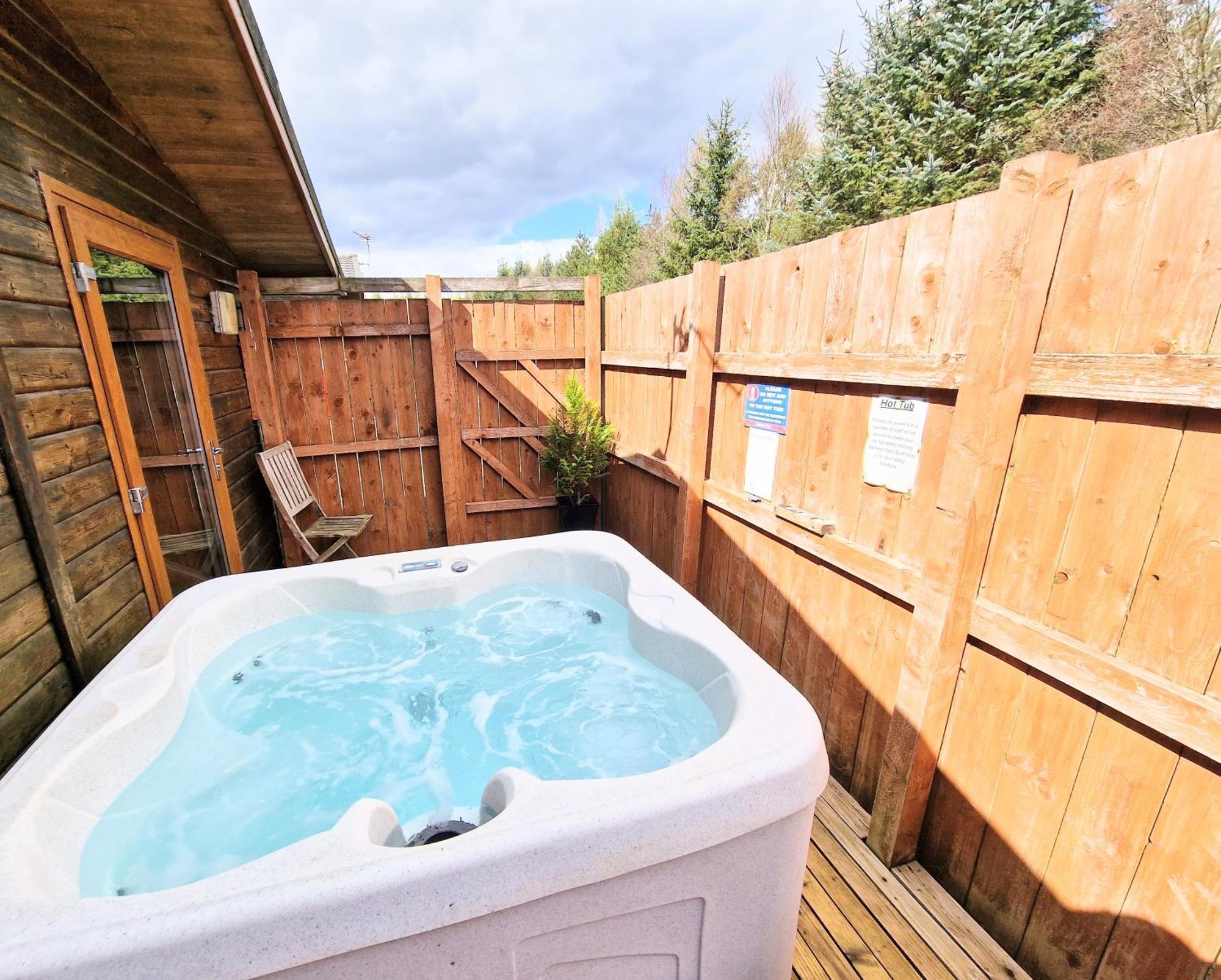 Ochil 9 With Private Hot Tub - Fife - Loch Leven - Lomond Hills - Pet Friendly Villa Kelty Buitenkant foto